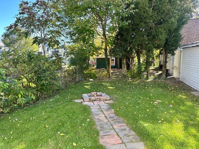 Building Photo - Five Bedroom House Available in Battle Creek