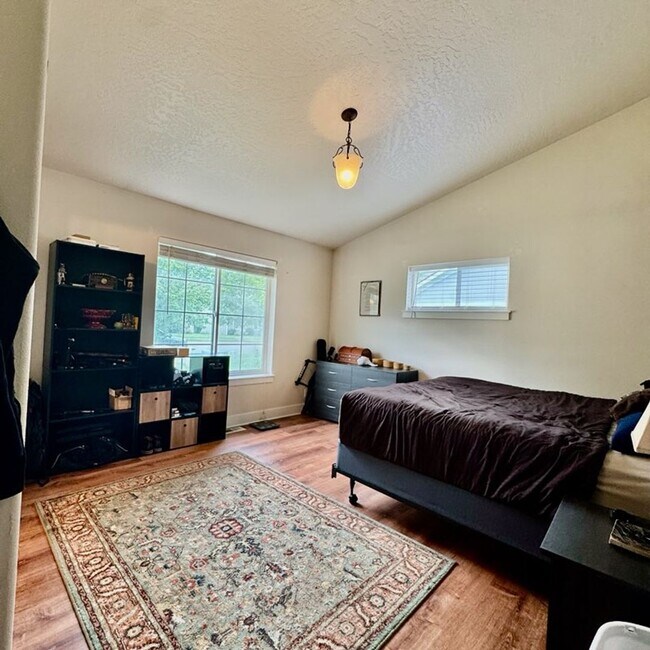 Building Photo - Cute 3 bed 2 bath unit for rent!