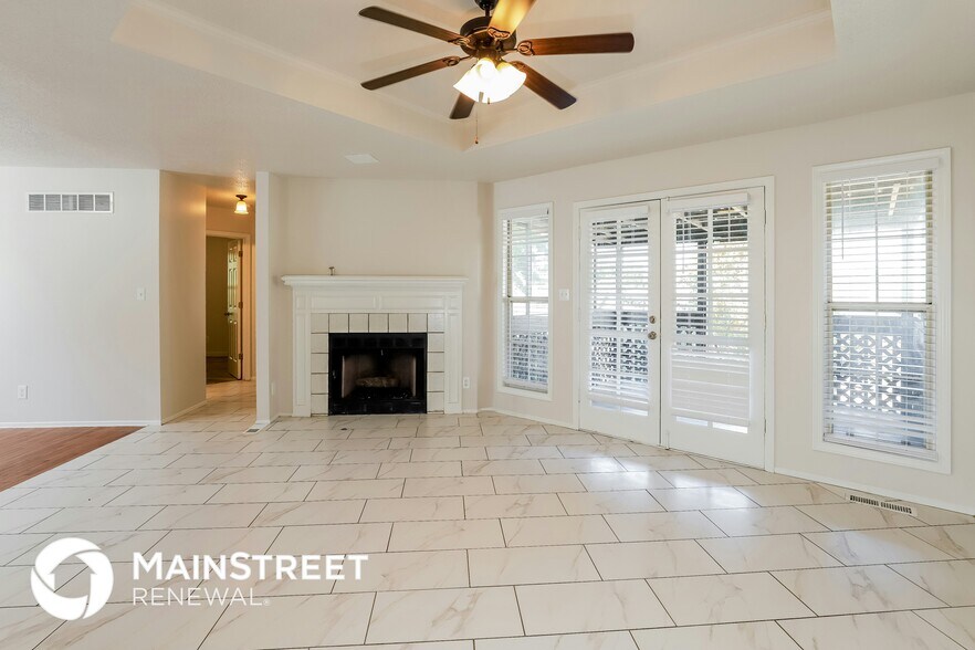 Building Photo - 820 NE Aaron Dr