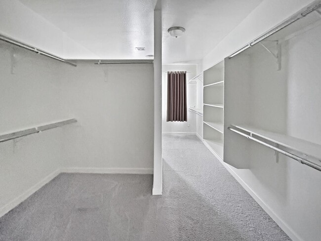 Building Photo - 2916 N Amor Ave