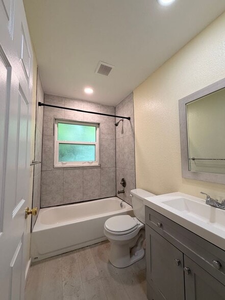 Building Photo - 305 W Country Club Dr