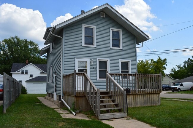 Primary Photo - 216 Oak St