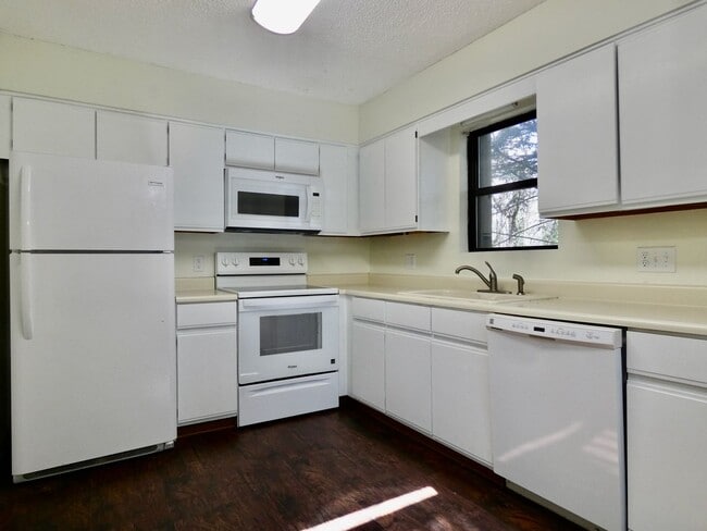 Building Photo - East Asheville Condo in The Cloisters