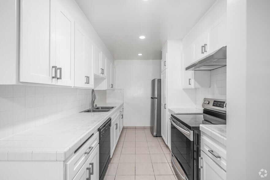 1BR, 1BA - 900SF - Kitchen - Fox Hills Apartments