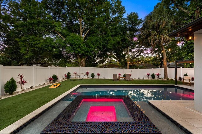 Building Photo - 902 W Plymouth St