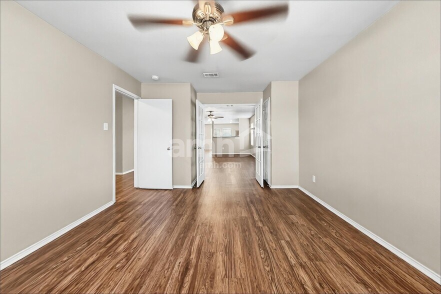 Building Photo - 301 Azalea Dr
