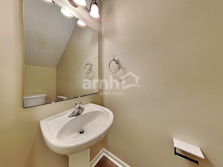 Building Photo - 110 Macallan Ct