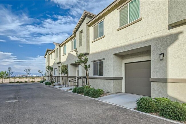 Building Photo - Beautiful townhome with amazing amenities,  convenience in a desirable community.
