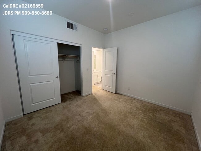 Building Photo - Chino 4 Bedroom Condo