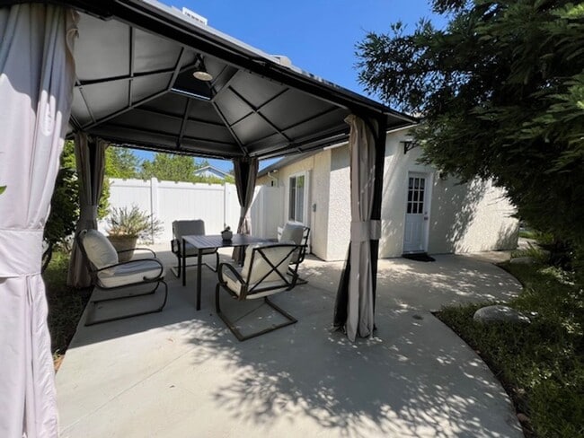 Building Photo - Partially furnished 1+1 w/all appliances +...