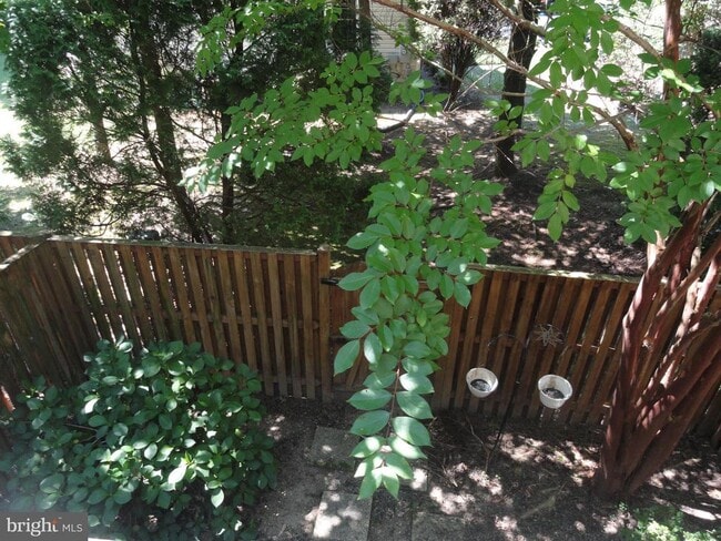 Building Photo - 2050 Meadow Springs Dr