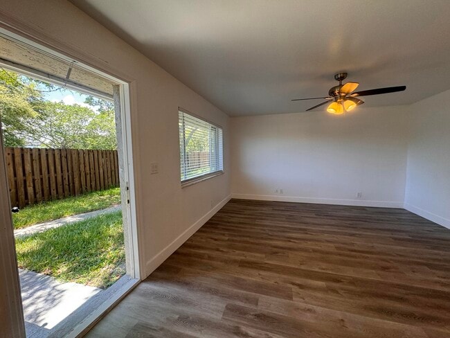Building Photo - 717 Tiffany Dr W