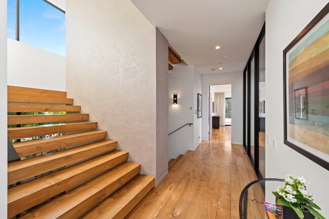 Building Photo - 623 N Edinburgh Ave