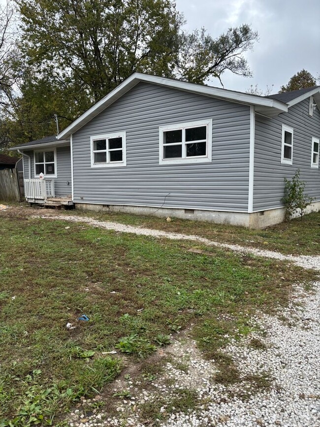 Building Photo - 4 Bed 1 Bath PRE-LEASING -Availabel Novemb...