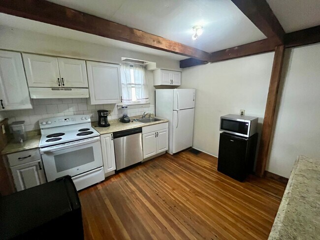Building Photo - 50 Schiller St