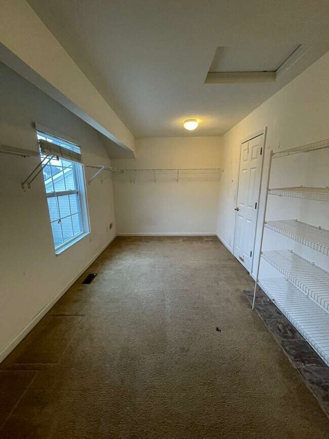 Building Photo - 6170 Ravenhill Rd