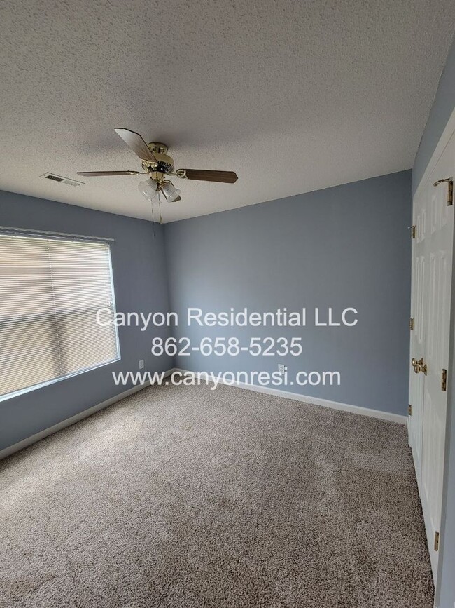 Building Photo - Beautiful 3b Room! Move in ready!