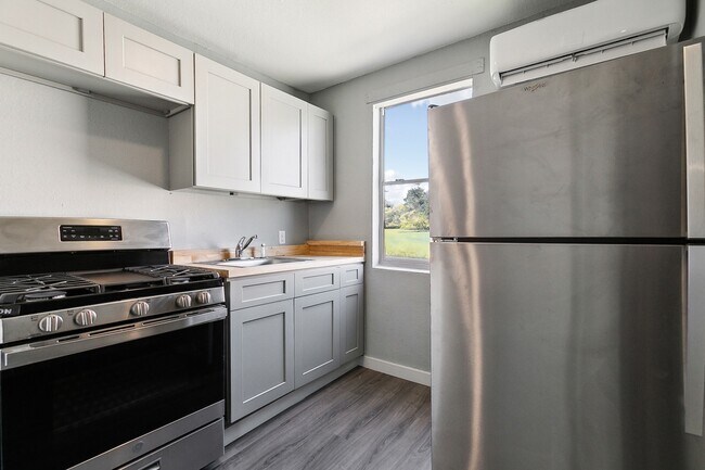 Building Photo - Charming Studio with Laundry on Site - Water and GAS included in rent