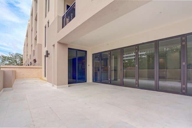 Building Photo - 718 Valencia Ave