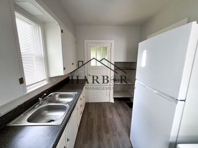 Building Photo - Large Renovated Studio- SPECIAL! First Month Rent Free