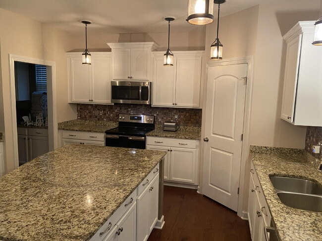 Building Photo - Unique opportunity -- with POOL!