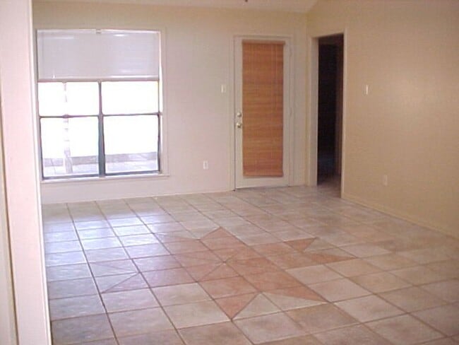 Building Photo - Beautiful 3/2 house centrally located home by Wolf Pen Creek!