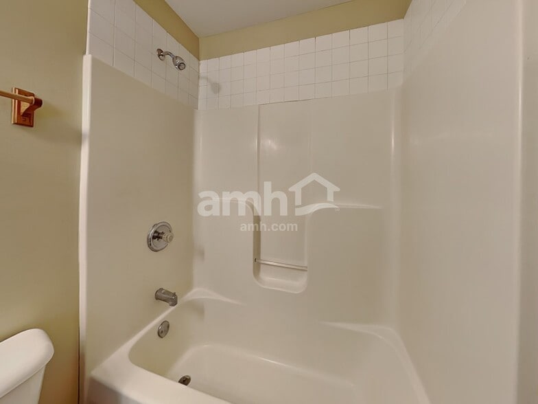 Building Photo - 204 Inverness Trl