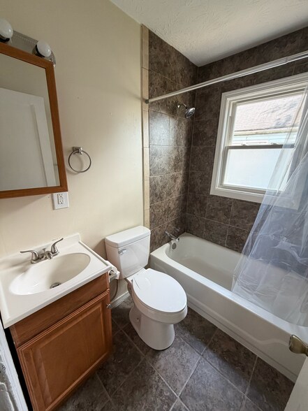 Building Photo - 2811 Narragansett Dr