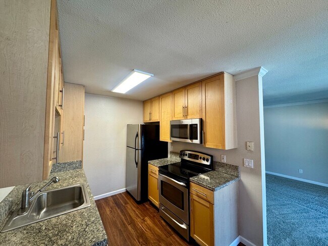 Building Photo - Nice Upper End Unit with Inside Laundry!  ...