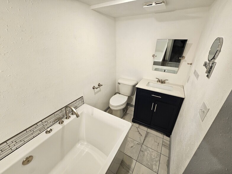 Downstairs Bathroom - 916 3rd Ave W