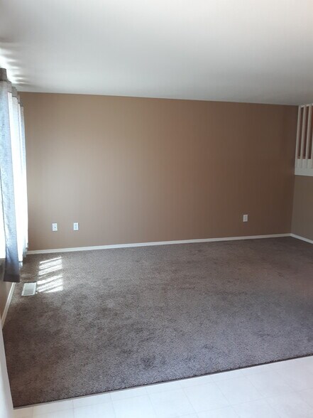 Livingroom - 1458 Falcon Loop