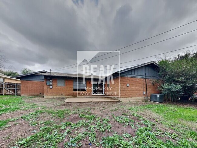 Building Photo - $1900 Charming 3/2 in Beautiful Wedgewood! Coming soon!