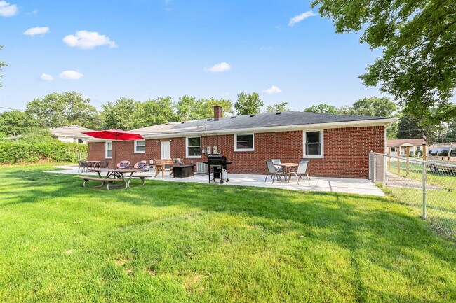 Building Photo - 8254 Mary Ann Ave