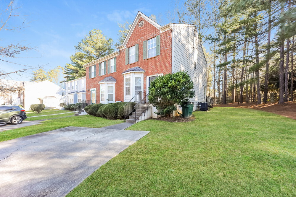 Building Photo - 5960 Hampton Ct