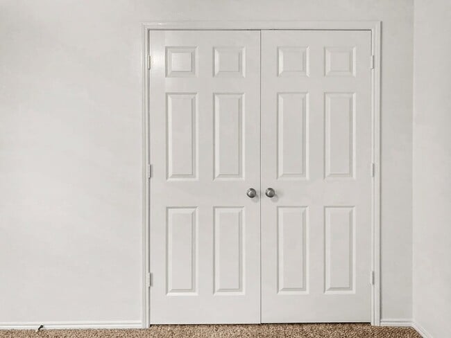 Building Photo - Spacious 1 Story Home!