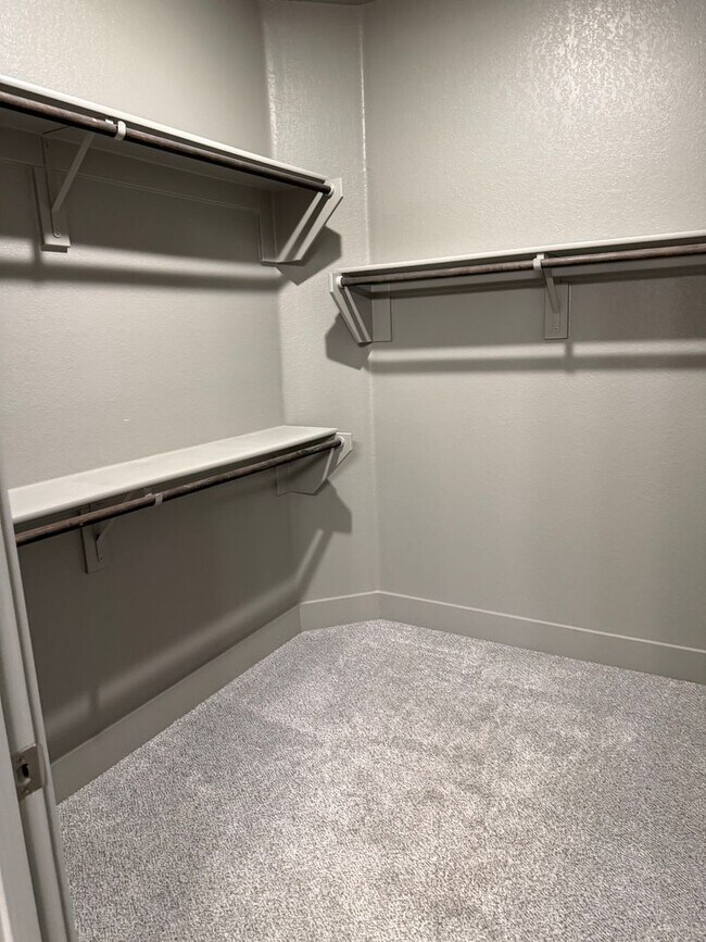 Building Photo - 3/2/2 Open concept and conveniently located for commuters