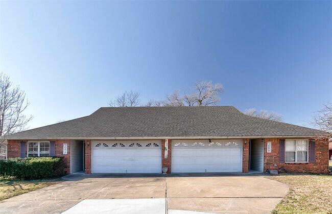 Building Photo - 706 Meghan St