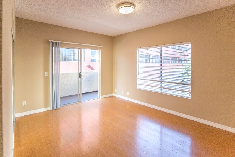 Building Photo - 1939 Beloit Ave