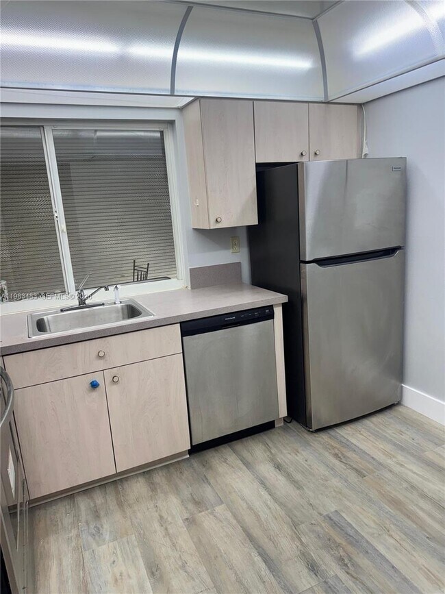 Building Photo - 9400 Lime Bay Blvd