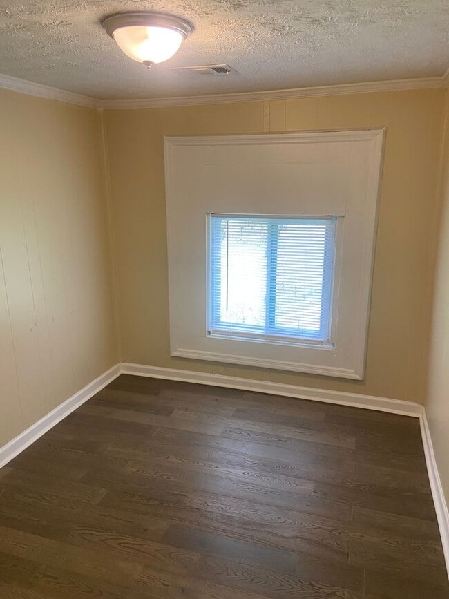 Building Photo - **UPCOMING**3 BEDROOM  / 1 BATHROOM HOUSE ...