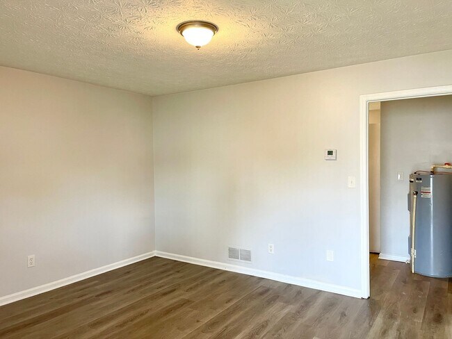 Building Photo - Welcome to this charming 2-bedroom, 1-bath...