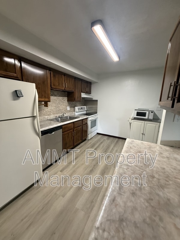 Building Photo - 608 S Garnavillo St