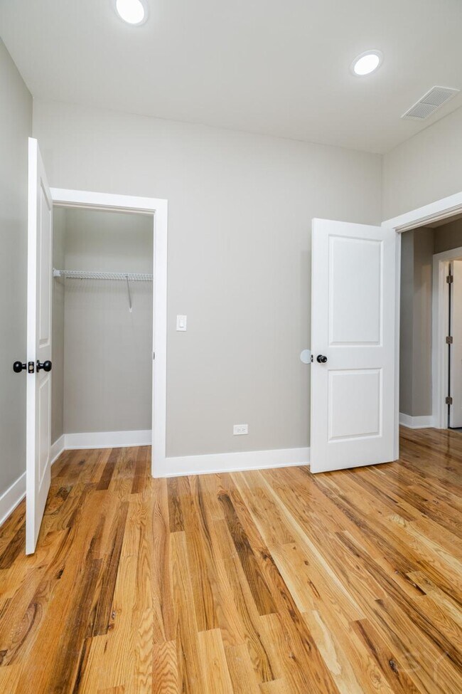 Building Photo - 3 bedroom in Chicago IL 60637