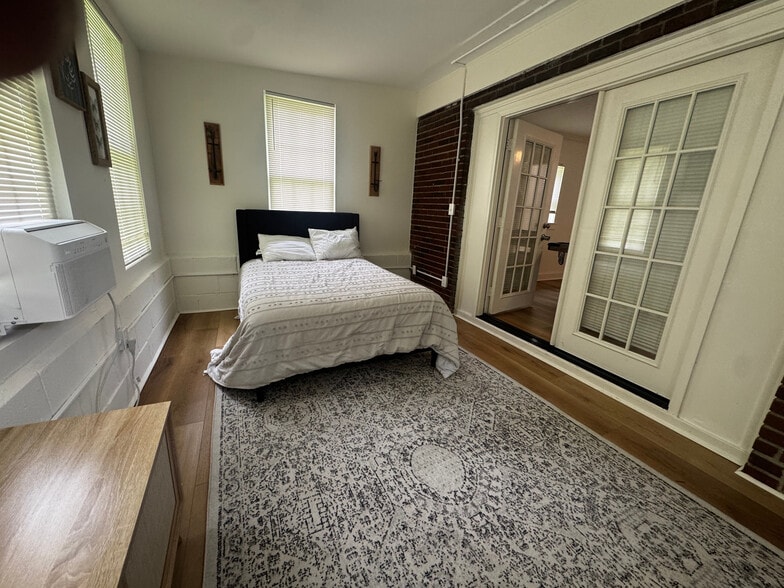 Building Photo - Room in Single Family Home on Evans Dr SW