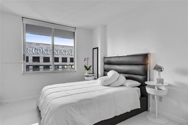 Building Photo - 335 S Biscayne Blvd