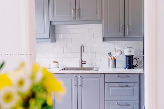 Building Photo - 1075 NE 120th St