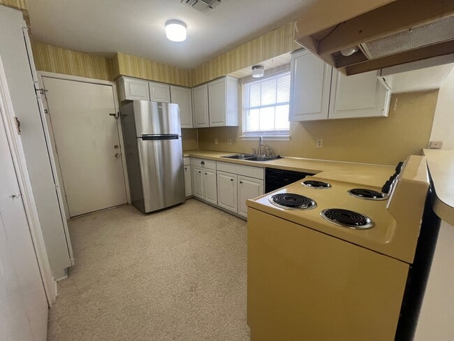 Building Photo - Duplex *LEASING SPECIAL AVAILABLE*