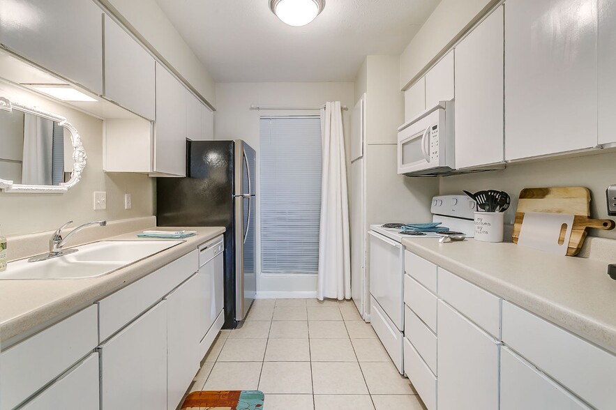 Fully equipped kitchen. Refrigerator with ice maker, full size oven, electric stove top, microwave, drip coffee maker, cookware, serving pieces, glassware, starter kit of cleaning supplies, & spices. Many of my guests leave non-perishable cooking & food items for the next guest. - 4901 Bryce Ave