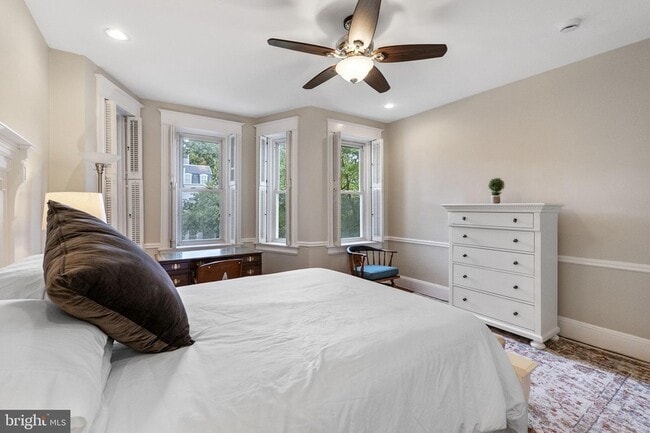 Building Photo - 145 D St SE