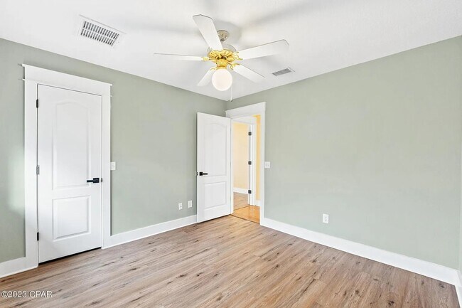 Building Photo - Stunning 4B / 2Bth Lynn Haven, Florida